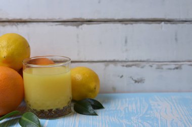 Meyve ve meyve suyu masada