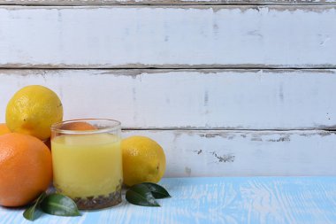 Meyve ve meyve suyu masada