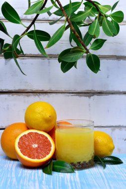 Meyve ve meyve suyu masada