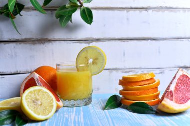 Meyve ve meyve suyu masada