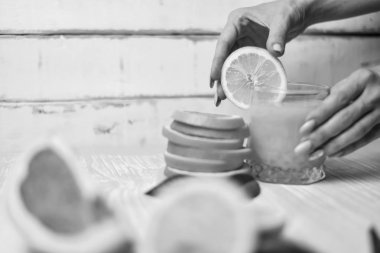 Tahta bir masanın üzerinde yatan turuncu