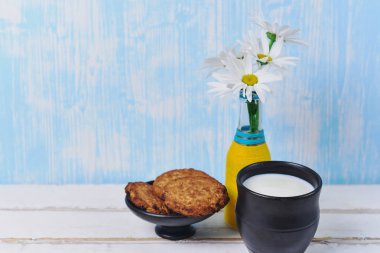 Papatya ve çerezler ile süt