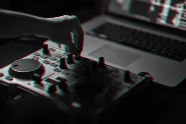 DJ Mixer Disco beleuchtet von Scheinwerfern — Stockfoto