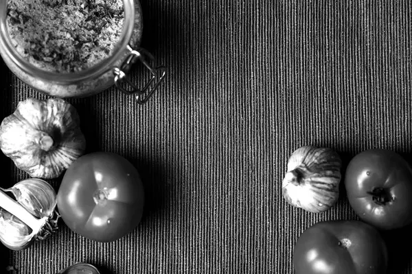 Knoblauch auf dem Tisch liegend. Essen im Haus. Medikamente gegen — Stockfoto