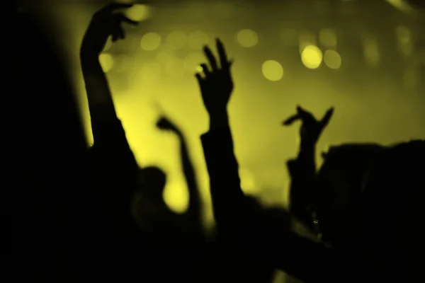 Handen van mensen in een nachtclub — Stockfoto