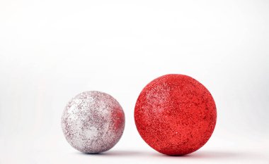 Beyaz bir arka plan üzerinde Noel ağacı oyuncaklar. Noel süsleri