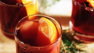 Sıcak şarap içecek. Noel şarap sıcak. Mulled şarap portakal ile bir