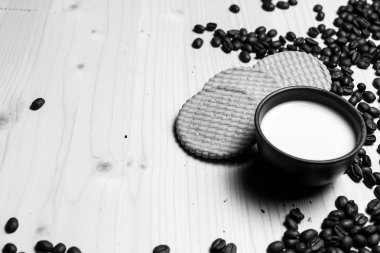 Kahve çekirdekleri ve süt ve kurabiye 