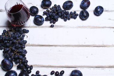 Şarap ve meyve masada.