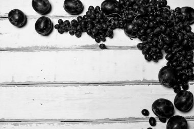 Masanın üzerinde üzüm ve Erik