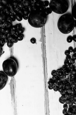 Masanın üzerinde üzüm ve Erik