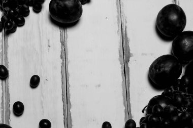 Masanın üzerinde üzüm ve Erik