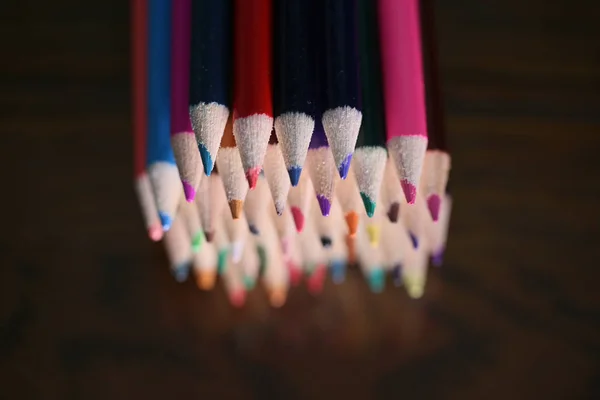 Lápices multicolores sobre la mesa. Una pila de lápices de colores ti — Foto de Stock