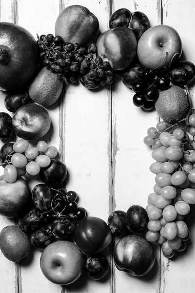 Рамка фруктов на столе — стоковое фото