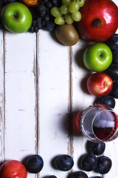 Vino y fruta en la mesa — Foto de Stock
