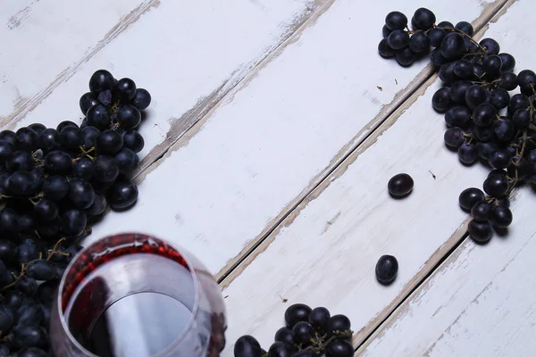 Vinho e fruta na mesa — Fotografia de Stock