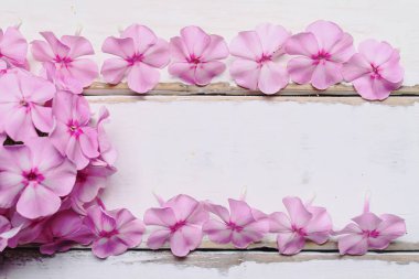 Çerçeve masanın üzerine çiçek