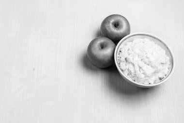 Kahvaltıda elmalı yulaf lapası