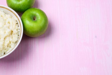 Kahvaltı için Apple ile yulaf lapası 