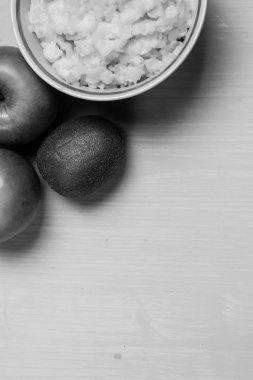 Kahvaltıda elmalı yulaf lapası