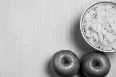 Kahvaltıda elmalı yulaf lapası