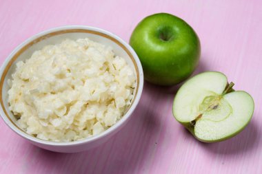 Kahvaltı için Apple ile yulaf lapası 