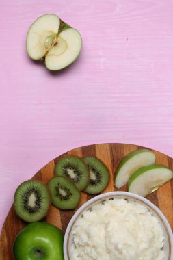 Kahvaltıda meyve püresi 