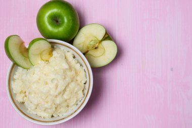 Kahvaltı için Apple ile yulaf lapası 