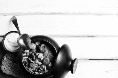 toprak kap mantarlı patates. Ormandan gelen mantar