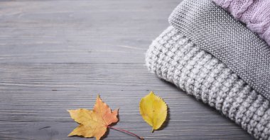 Sonbahar örme kazak ve yaprakları