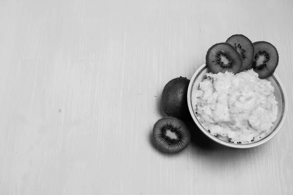 Mingau de cereal com kiwi no café da manhã — Fotografia de Stock