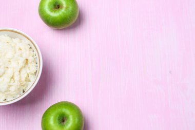 Kahvaltı için Apple ile yulaf lapası 