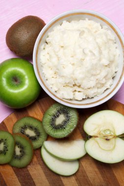 Kahvaltıda meyve püresi 