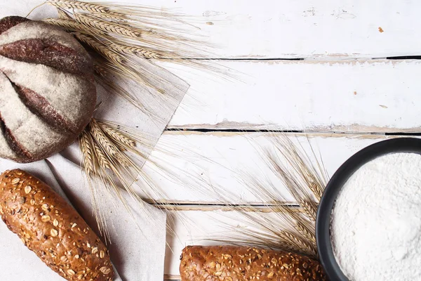 Pan recién horneado con espigas de trigo. Trigo amarillo. El desayuno es — Foto de Stock