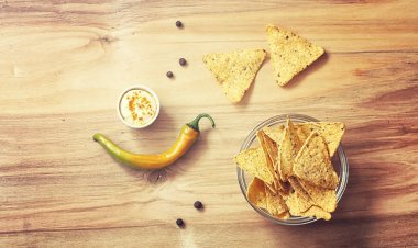 Mısır cipsi kavanozun içinde. Bira Meksika cips için geleneksel snack