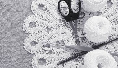 Nesneler için dikiş. Makas ve toplu iğneler. Hanks iplik mat. İğne