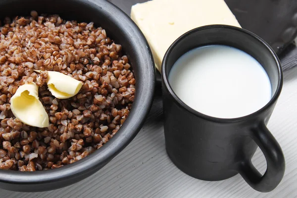 Porridge di grano saraceno sul tavolo. Grano saraceno bollito. La colazione è — Foto Stock