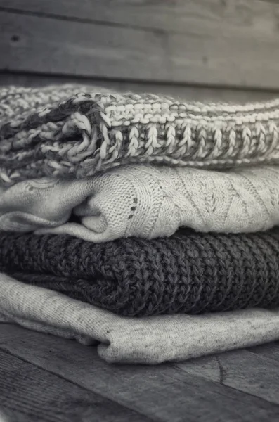 ニットのセーターや木製の背景の葉 — ストック写真