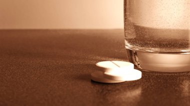 Su cam ve tıp masanın üzerinde. Transparen