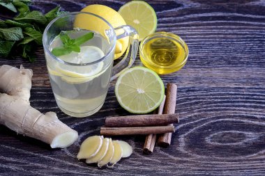 Masanın üzerine limon dan iç. Limon ve zencefil içki. W