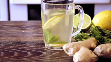 Masanın üzerine limon dan iç. Limon ve zencefil içki. W