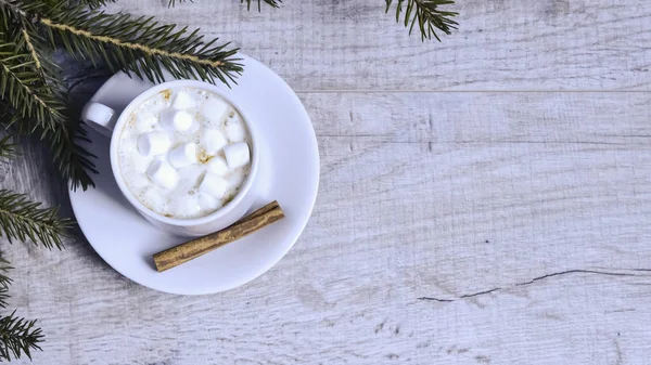 Café avec guimauves au sapin de Noël. Réchauffement festif — Photo