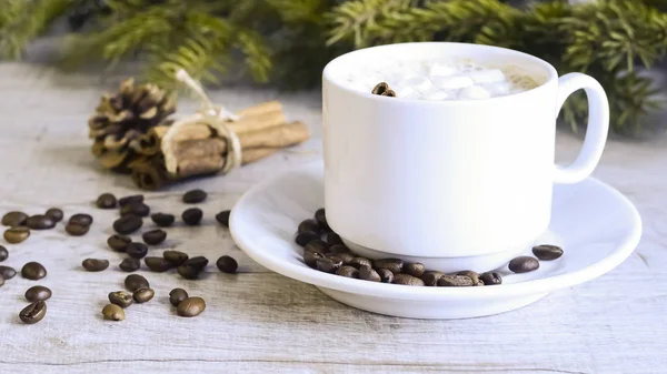 Coffee with marshmallows at the Christmas tree. Festive warming — Stock Photo, Image