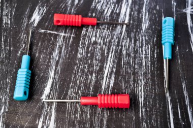 Masanın üzerinde yatan onarmak için tornavida. Mens ev işi. Düzeltme 