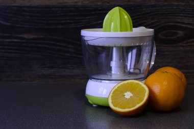 Tahta bir masanın üzerinde yatan portakal kesilmiş. Kahvaltıda meyve kesme. J