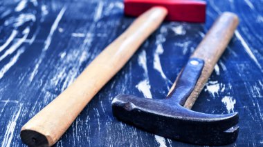 Tahta bir masanın üzerinde yatan onarmak için çekiç. Mens ev işi. Çalışırdı