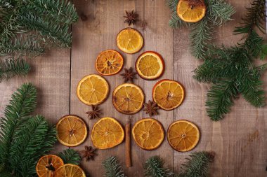 Masanın üzerinde yatan Portakal dilim kuru. Dekoratif süs. C