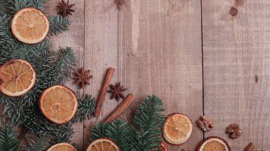 Masanın üzerinde yatan Portakal dilim kuru. Dekoratif süs. C