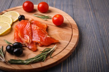 Balık yemek için masaya dilimlenmiş. Lezzetli deniz ürünleri yemeği. Tr