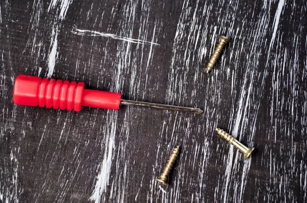 Masanın üzerinde yatan onarmak için tornavida. Mens ev işi. Düzeltme 